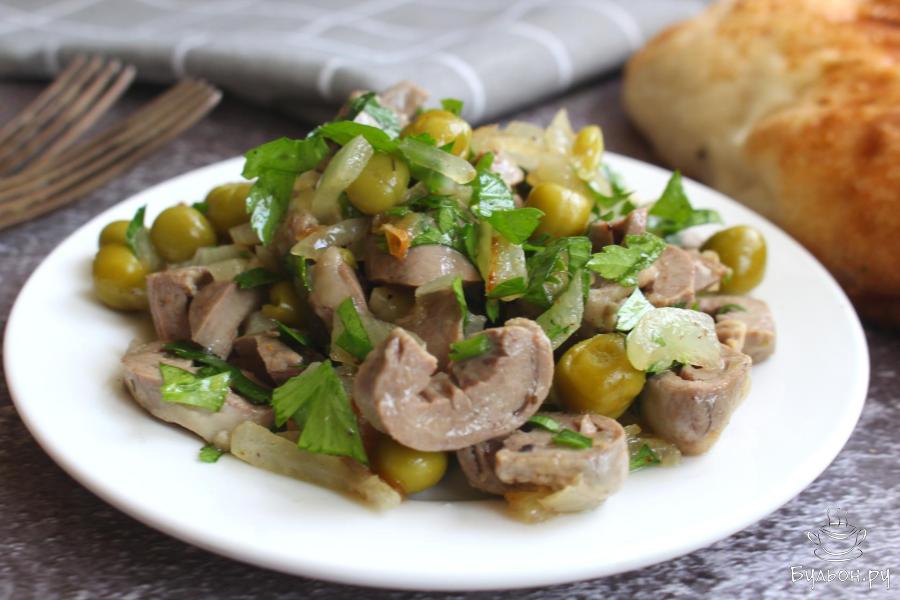 Салат из куриных сердечек с луком и зеленью