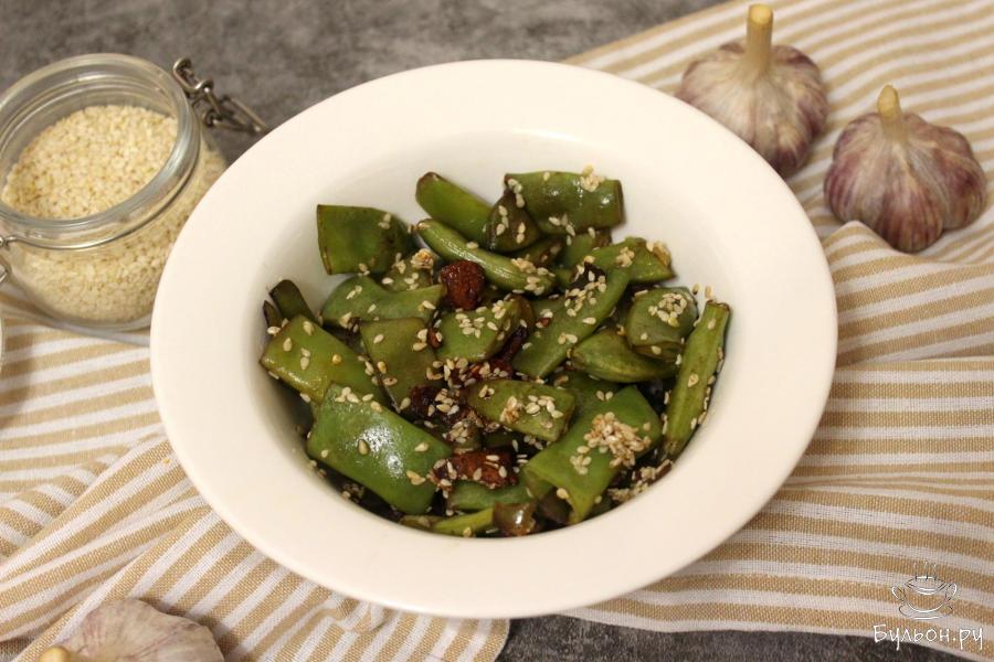 Стручковая фасоль с чесноком и соевым соусом