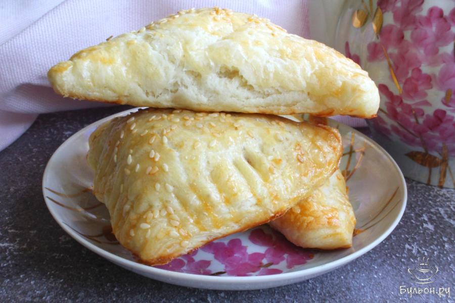 Слойки из готового теста с вареной сгущенкой и орехами