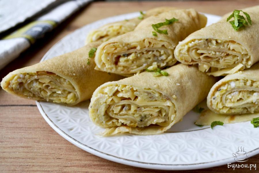 Рулетики из блинов с яично-сырной начинкой