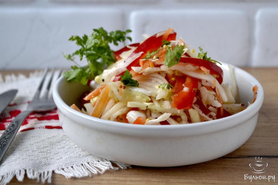 Салат из капусты, перца, моркови и лука с заправкой