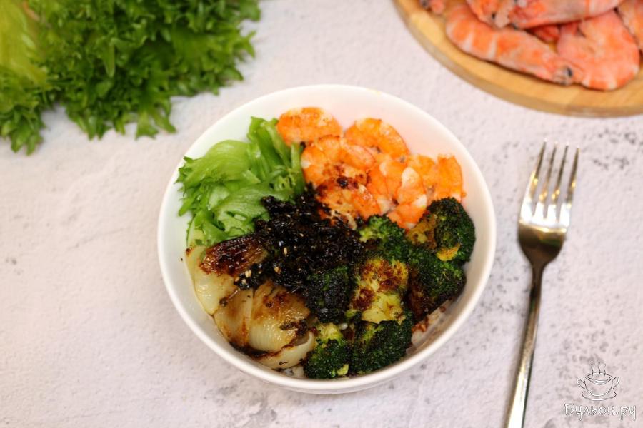 Боул из булгура с креветками и овощами