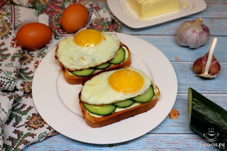 Бутерброд с майонезом, яйцом и свежим огурцом