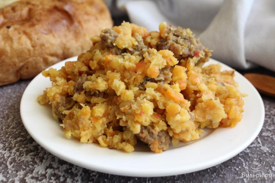 Чечевица с фаршем и овощами на сковороде