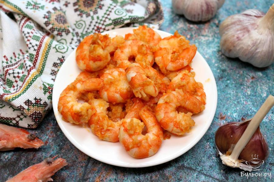 Жареные королевские креветки с чесноком на сливочном масле