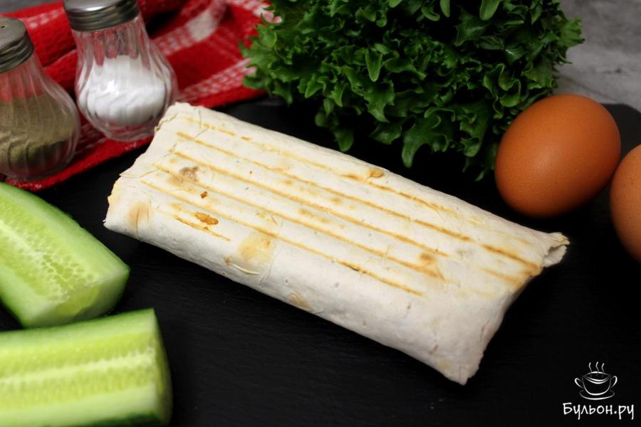 Ролл с курицей и глазуньей