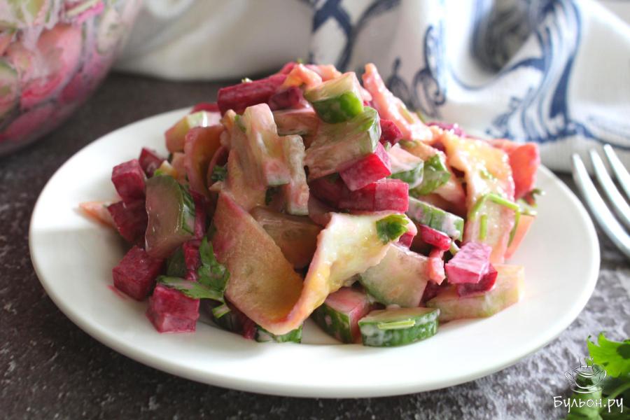 Салат с яичными блинчиками, огурцами и свеклой