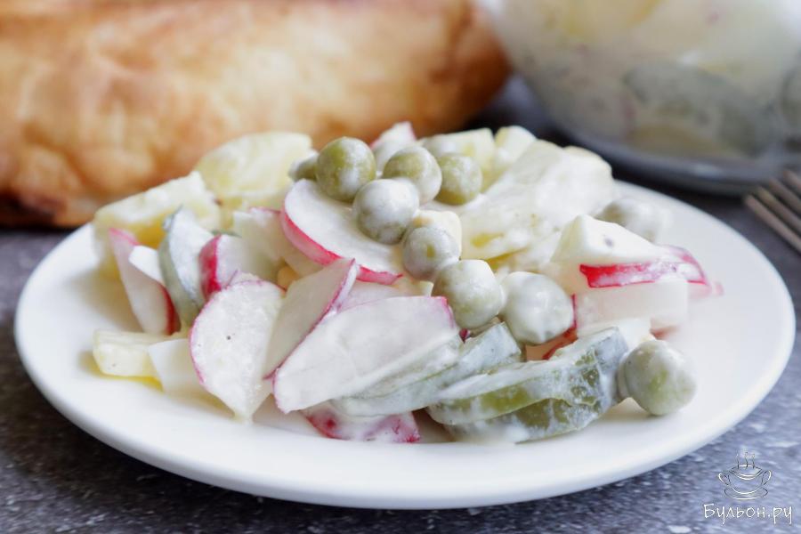 Салат с редиской, картофелем, горошком и огурцами