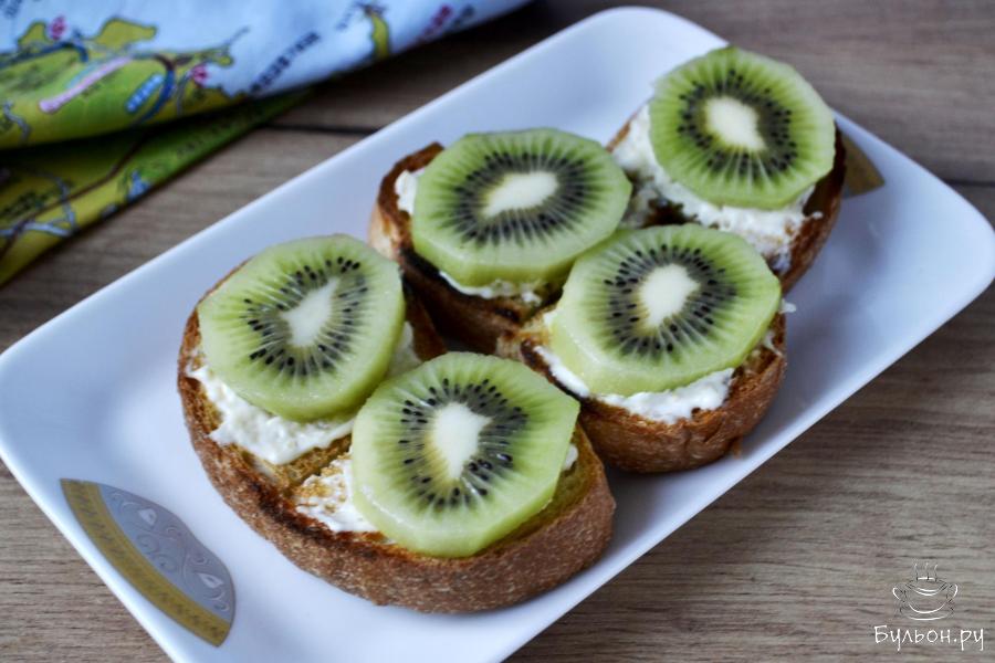 Бутерброды с киви, майонезом и чесноком