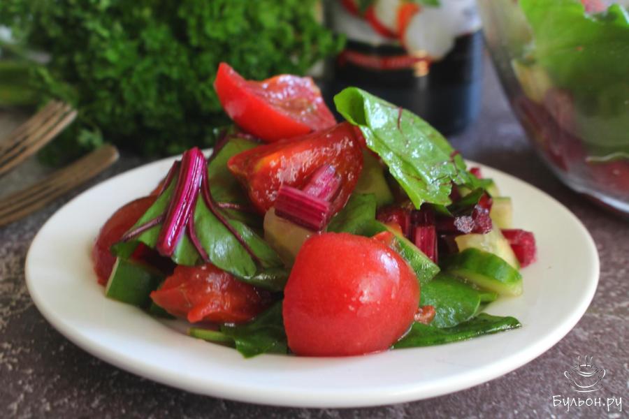 Салат из помидоров, свежих огурцов и свекольной ботвы