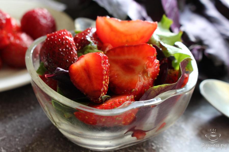 Салат из клубники и помидоров с бальзамическим соусом