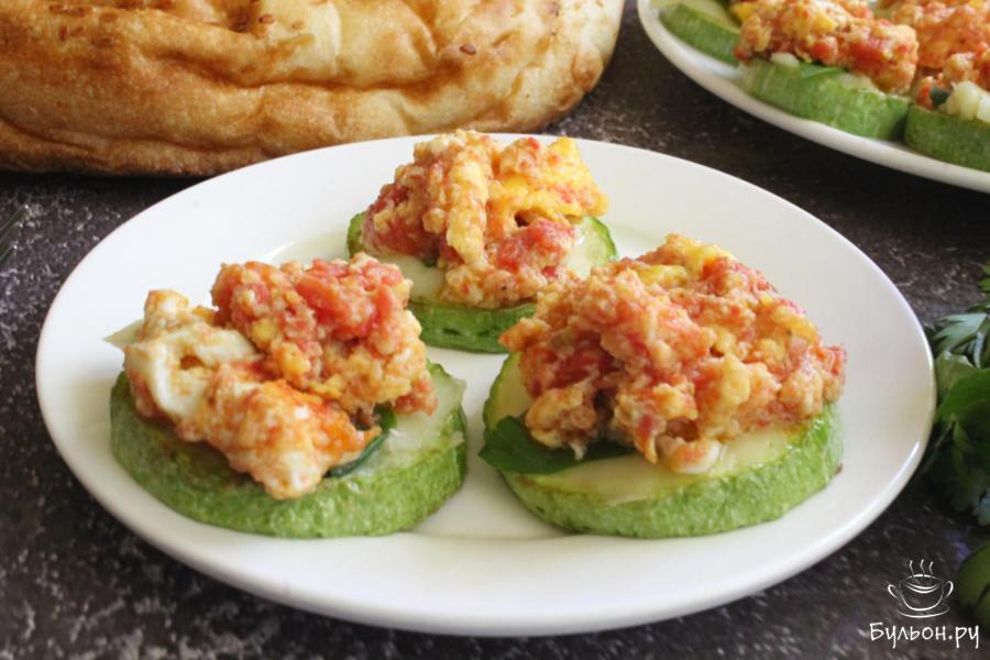 Закуска из кабачков с яйцом и овощами