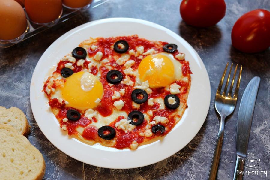 Яичница с фетой, маслинами и протертыми томатами