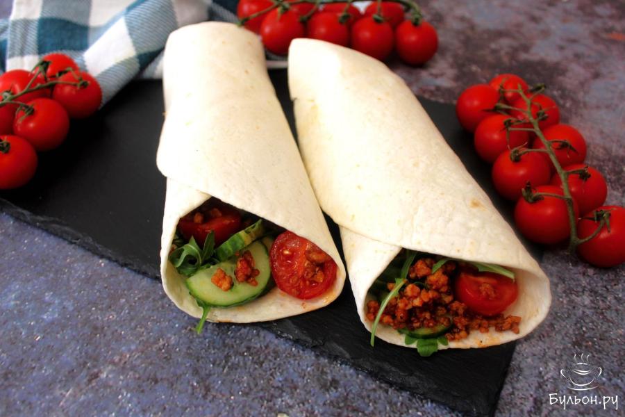 Ролл с овощами и томатным фаршем