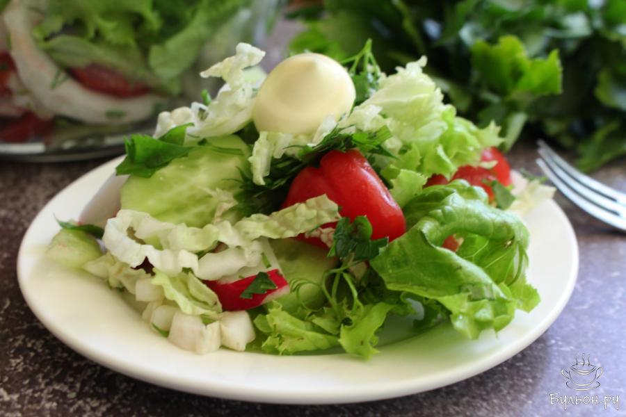 Овощной салат с пекинской капустой, огурцами и помидорами