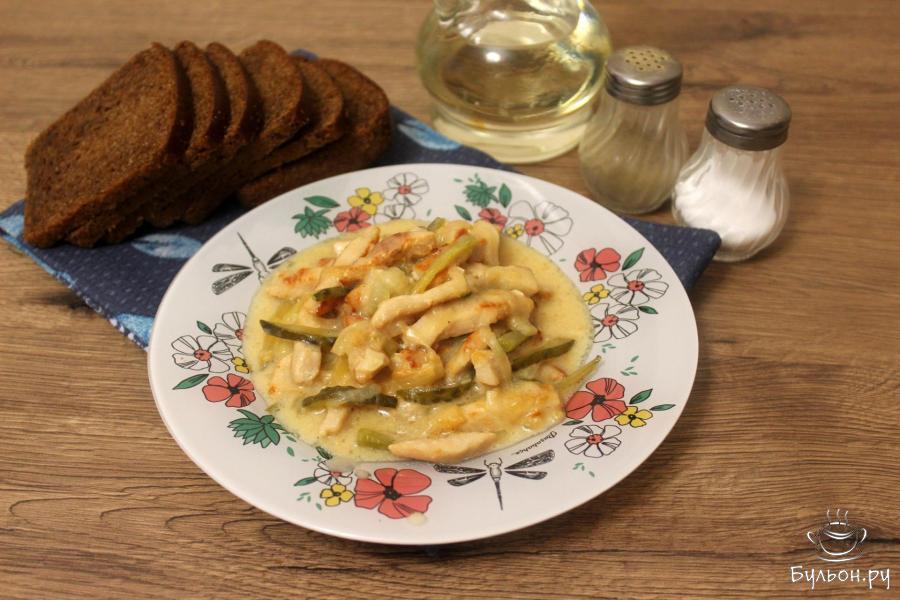 Свинина с солеными огурцами, тушеная в сметане