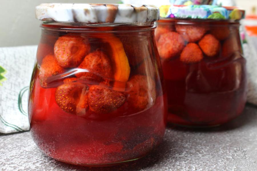 Компот из клубники с лимоном и базиликом на зиму