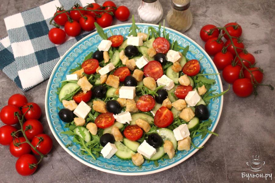 Салат с рукколой, помидорами черри, огурцами и курицей