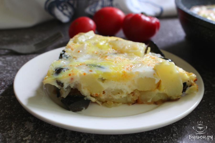 Омлет с вареной картошкой, луком и маслинами