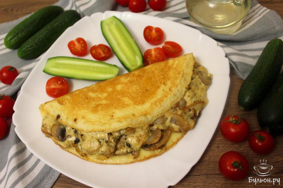 Омлет с шампиньонами, сыром и соленым огурцом
