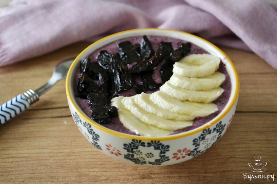 Смузи боул из кефира, банана и черной смородины