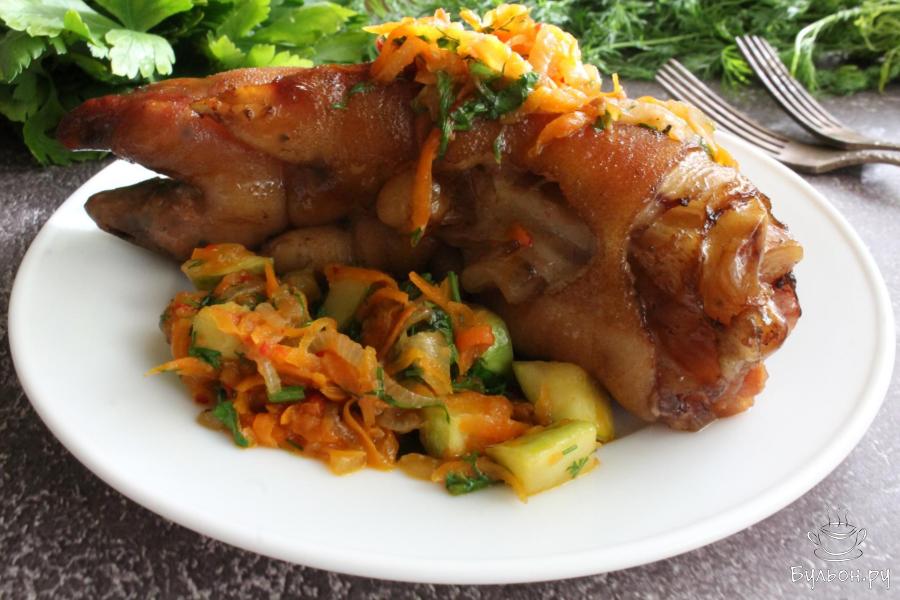 Свиные ножки в духовке с овощной зажаркой