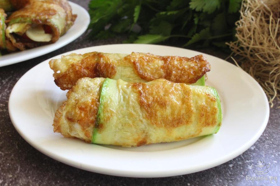 Рулетики из кабачков с помидорами и сыром сулугуни