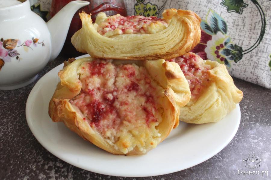 Слойки с творогом и клубничным джемом