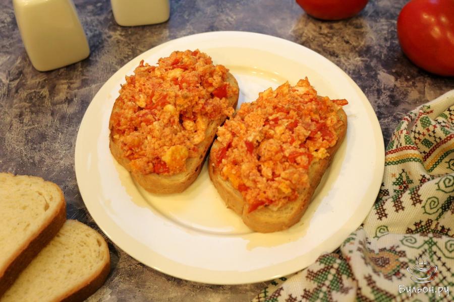 Тосты с жареным яйцом и помидорами