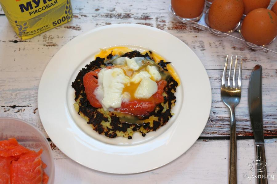 Кабачковые оладьи с рыбой и яйцом пашот