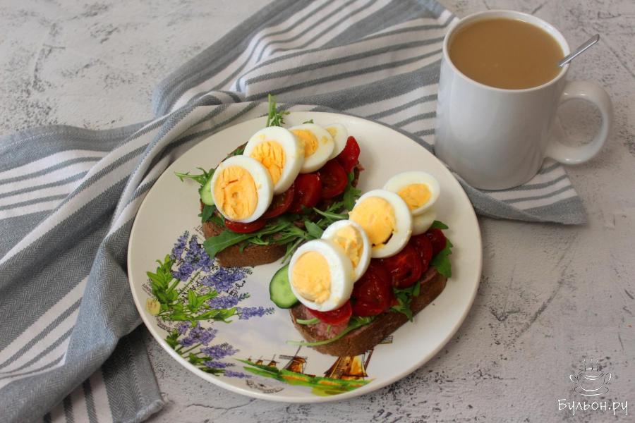 Бутерброды с паштетом, овощами и яйцом