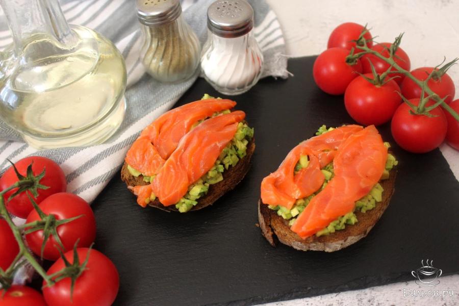 Брускетта с авокадо и лососем