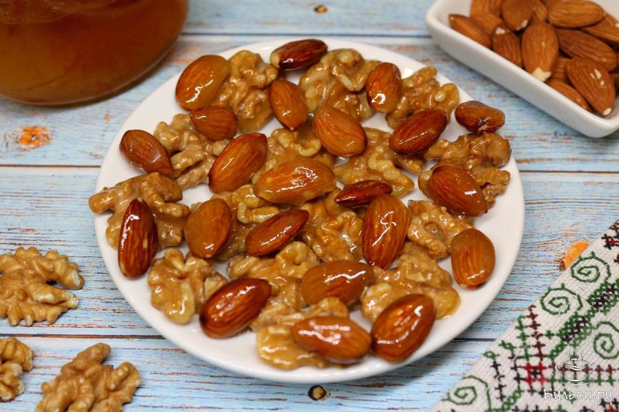 Орехи в медовой глазури