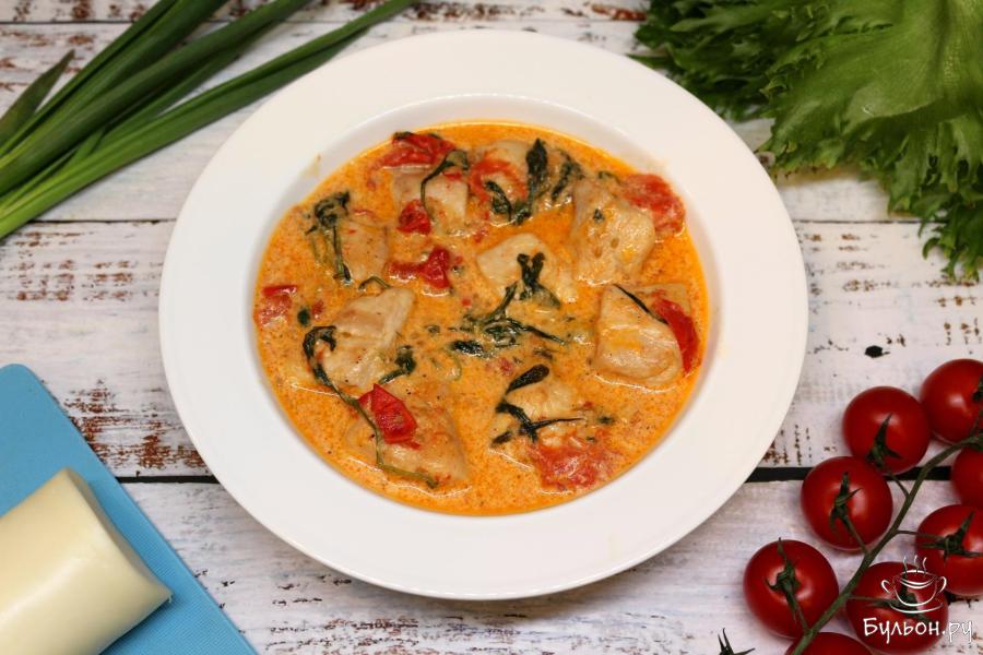 Курица с рукколой и помидорами под сливками