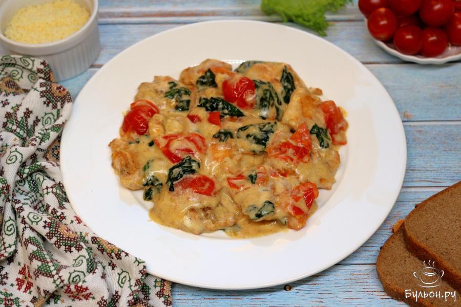 Лосось со шпинатом и томатами черри под соусом