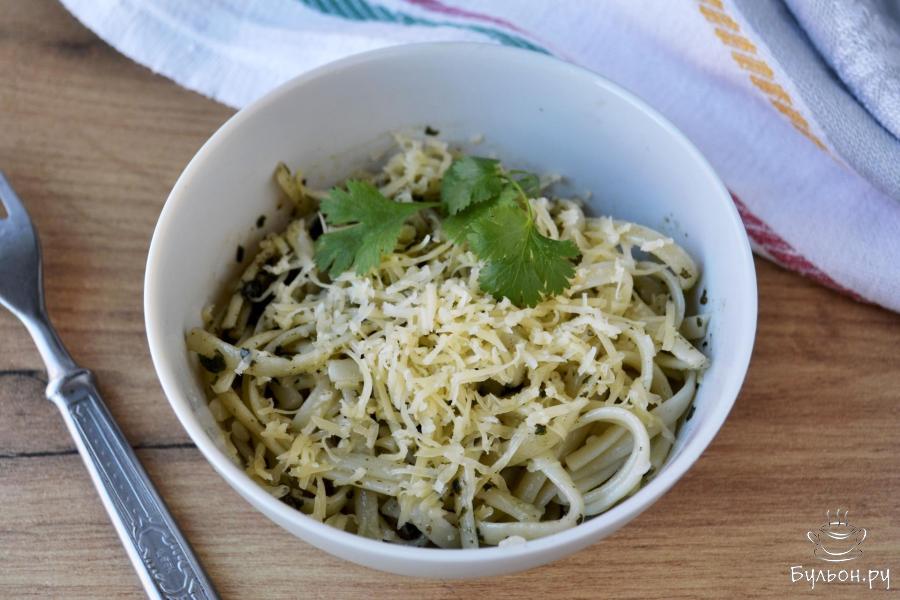 Макароны с соусом песто и сыром