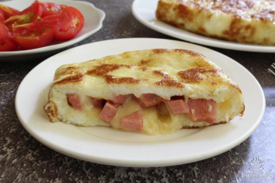 Яичный конверт с жареной колбасой и сыром