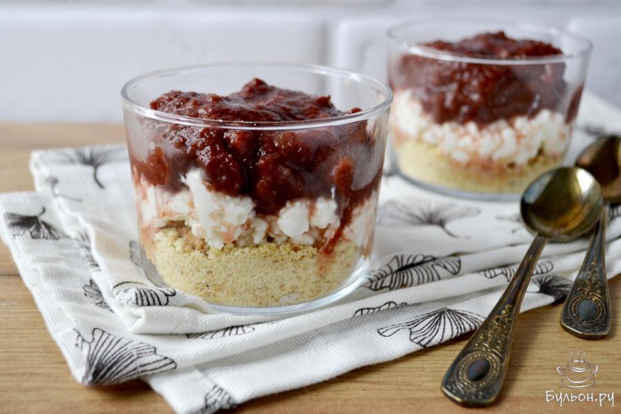 Десерт без выпечки из творога, печенья и сливы