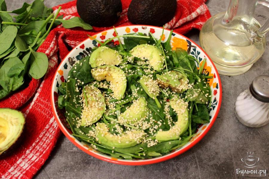 Салат с рукколлой, шпинатом и авокадо