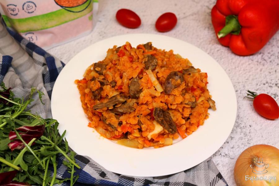 Чечевица с куриными сердечками и овощами