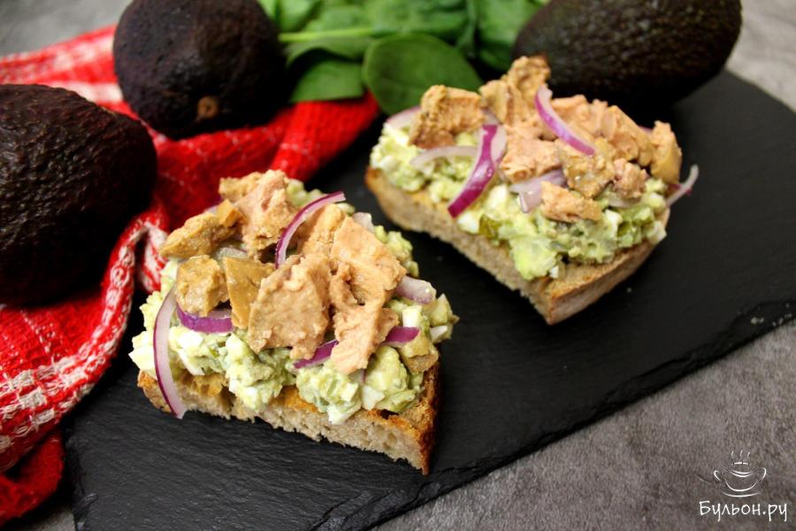 Тосты с печенью трески и авокадо