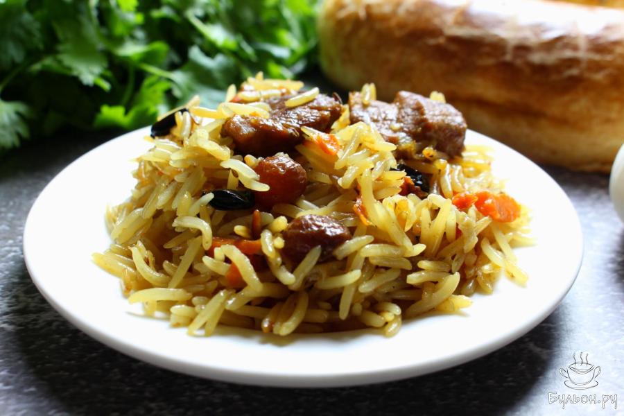 Плов со свининой, чесноком и пряностями в казане