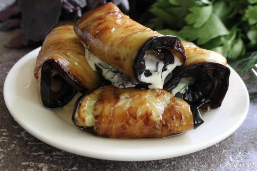 Рулетики из баклажанов с плавленым сыром и чесноком