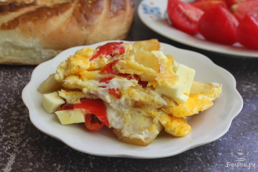 Яичница с вареной картошкой, брынзой и красными перцами