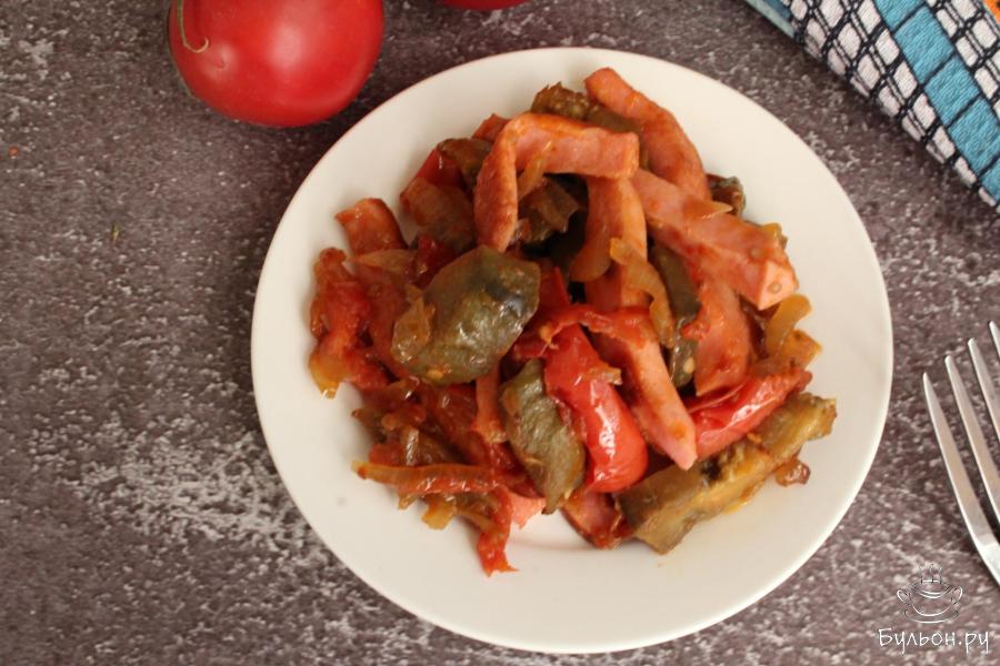 Тушеные овощи с вареной колбасой на сковороде