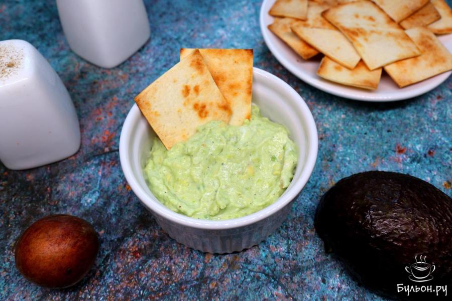 Чипсы из лепешки с авокадным дип-соусом