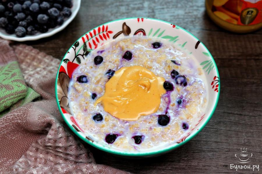 Овсяная каша с черникой и арахисовой пастой