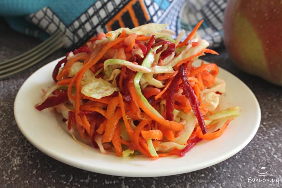 Салат из свежей капусты, свеклы, моркови и яблок
