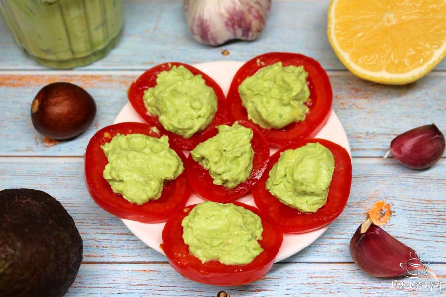 Помидоры с муссом из авокадо