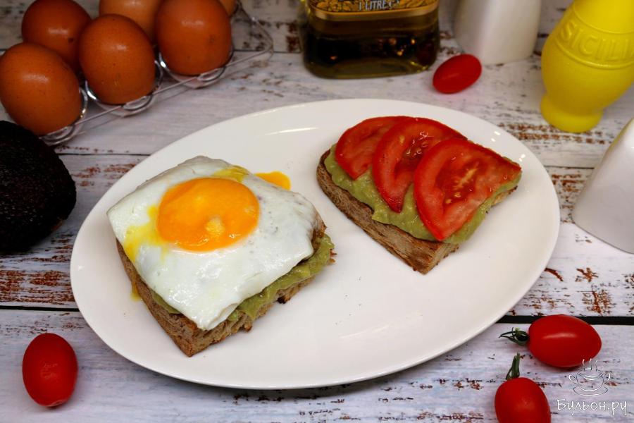 Тосты с пастой из авокадо с помидором и глазуньей